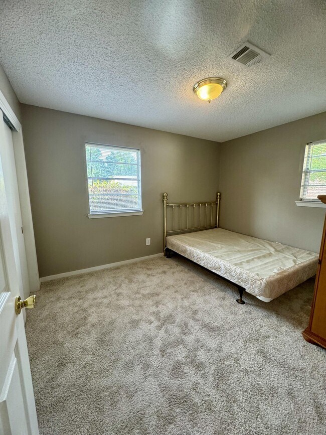 Building Photo - 2085 Trailwood Dr