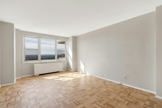 Building Photo - 2000 Linwood Ave