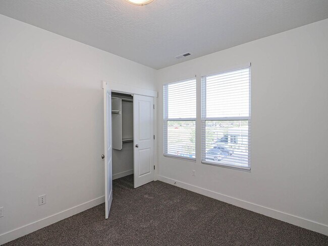 Building Photo - 3 Bedroom, 2.5 Bathroom in South Jordan