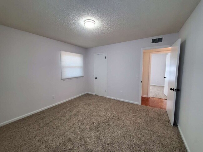 Building Photo - "Charming and Newly Updated 2-Bed Duplex Retreat in Hendersonville – 900 Sq Ft of Cozy Living!"