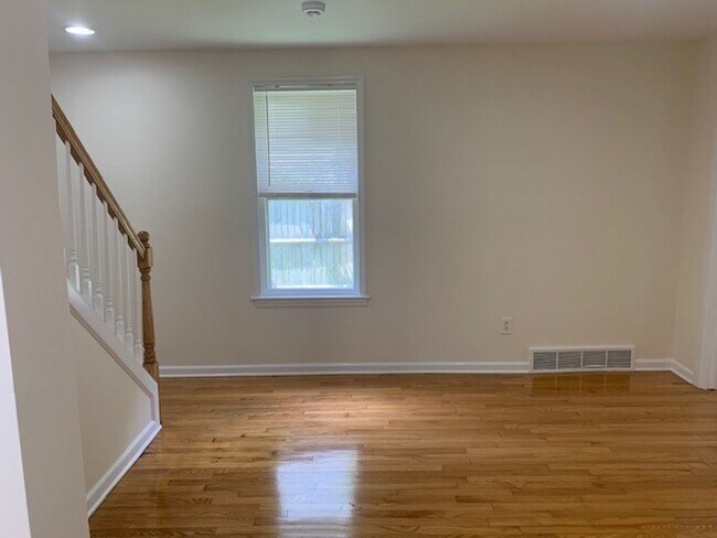 Building Photo - Beautiful 3 bed 1.5 Bath Single Family Home For Rent