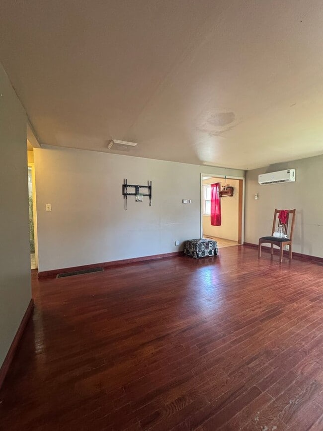 Building Photo - Cozy 2-Bedroom Pet-Friendly Home for Lease