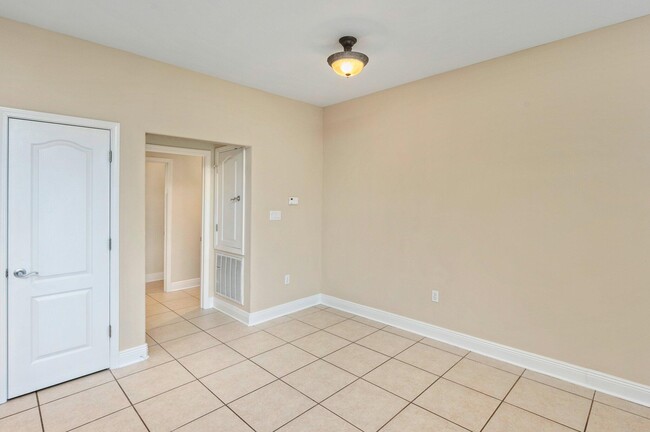 Building Photo - 532 Maple Ave