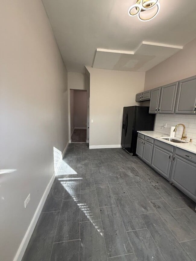 Building Photo - Beautifully Renovated!  Large, Spacious Rooms! W/D Hook-Up! Available Now!