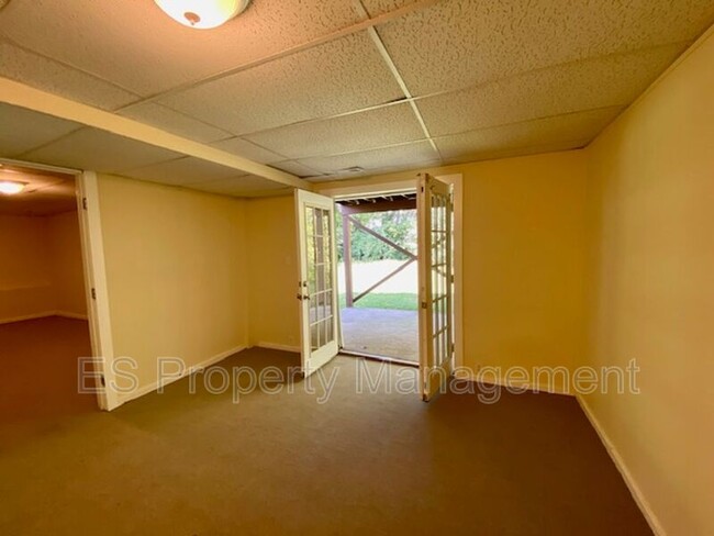 Building Photo - 6879 Oak Lake Dr