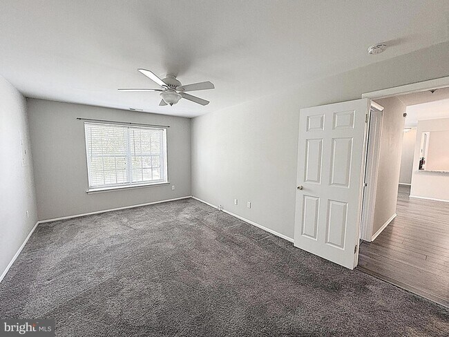 Building Photo - 560 Shetland Ct