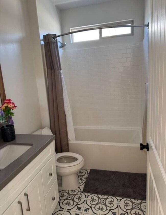 Building Photo - Spacious 3 Bedroom 3 Bath Home