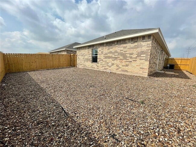 Building Photo - 12 Hiawatha Dr