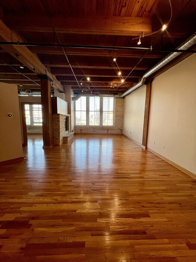 Building Photo - 413 N 2nd St