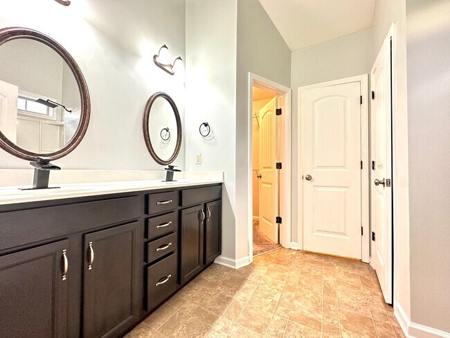 Building Photo - Move-In Special Available! Beautiful Singl...