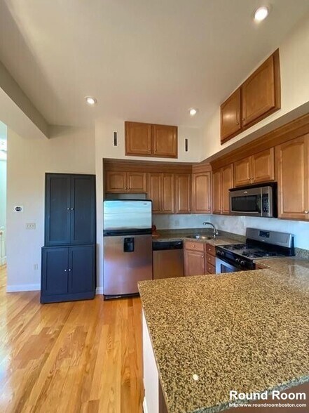 Building Photo - 261 W 2nd St