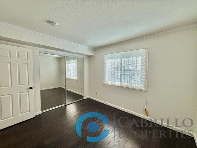 Building Photo - 2828 Famosa Blvd