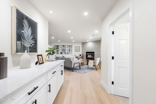 Building Photo - 41901 Cll Clarita