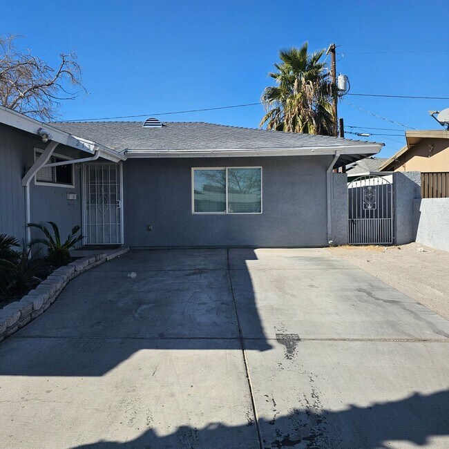 Building Photo - Upgraded 5-Bedroom Home with Open Floor Plan & Large Lot!