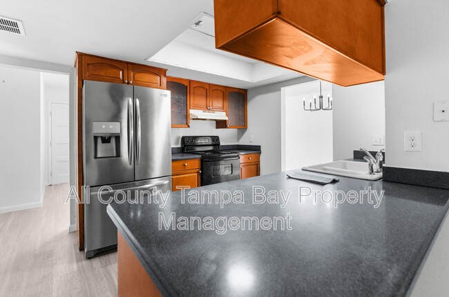 Building Photo - 905 N Newport Ave