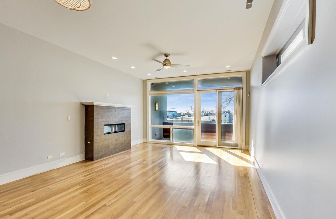 Building Photo - 2424 W Chicago Ave