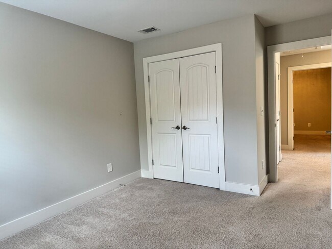 Building Photo - Beautiful End Unit Franklin Townhome