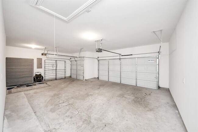 Building Photo - 8034 Royal Palm Dr