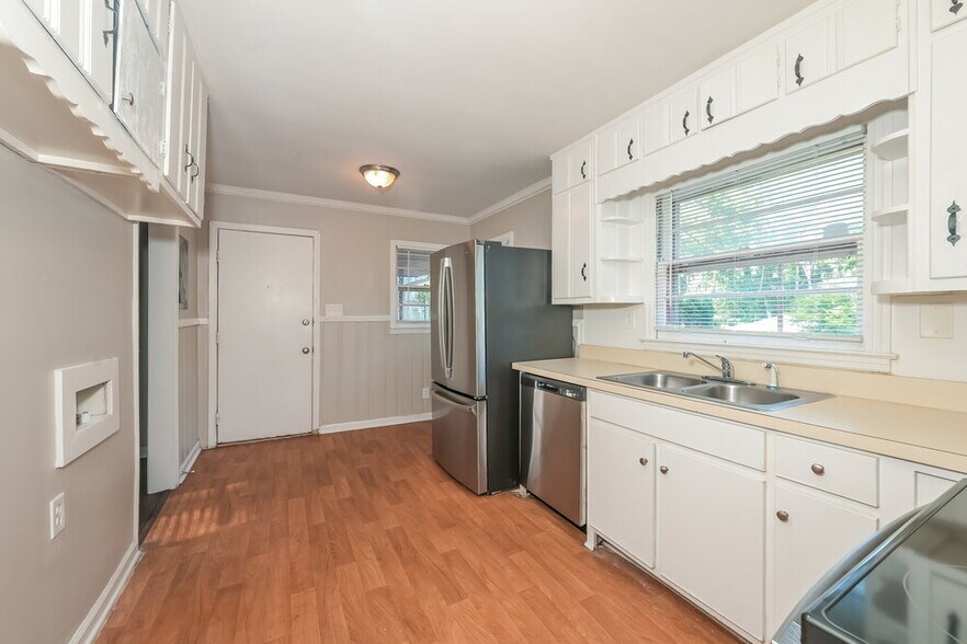 Building Photo - 1090 Longshore Dr