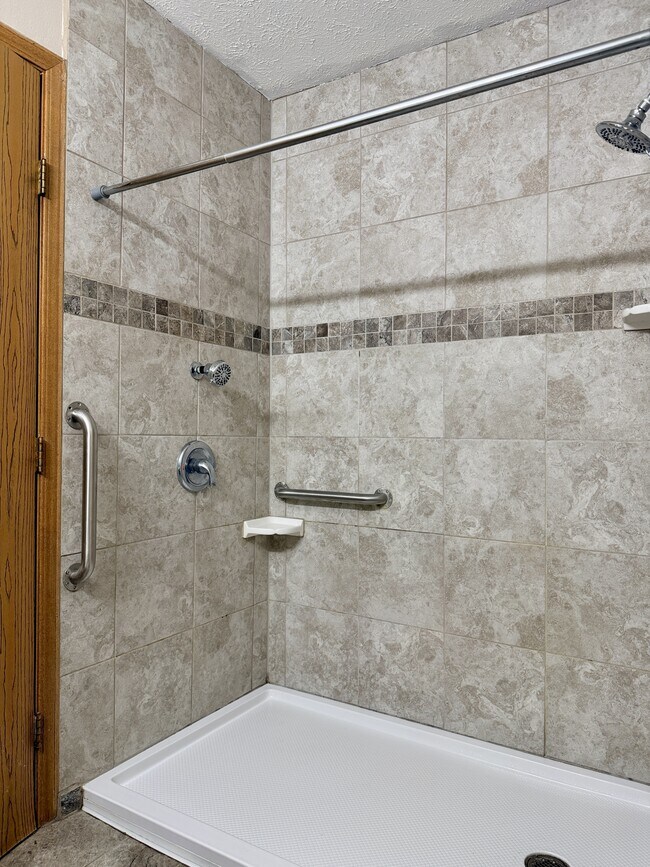 Building Photo - 14135 De La Tour Dr