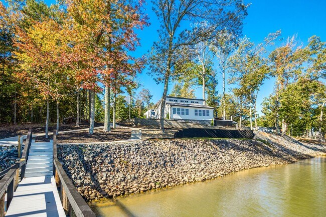 Building Photo - Beautiful Short term 2 bedroom 2 bath full...