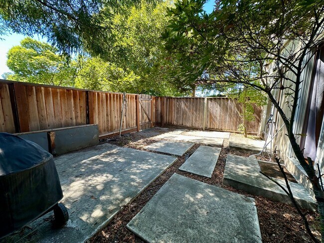 Building Photo - Convenient and Private Townhome