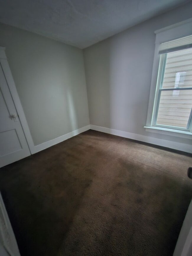 Building Photo - Lower 3 bedroom unit east side