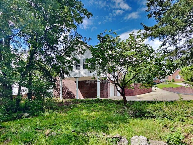 Building Photo - 3744 Henricks Hill Dr