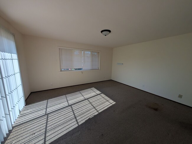 Building Photo - M608