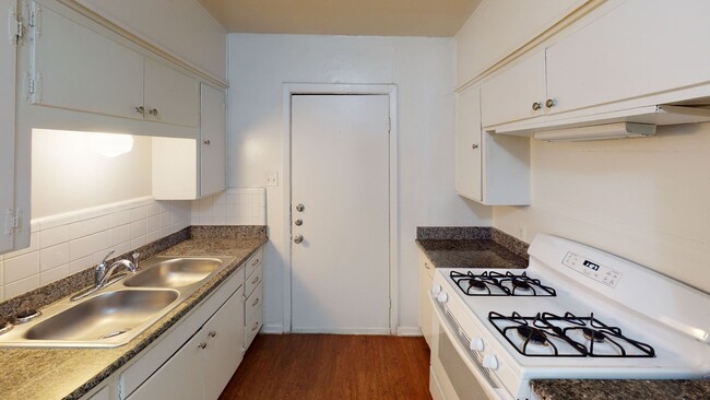 Building Photo - 3 Bedroom/1 Bath - Home Walking Distance to UNT Campus