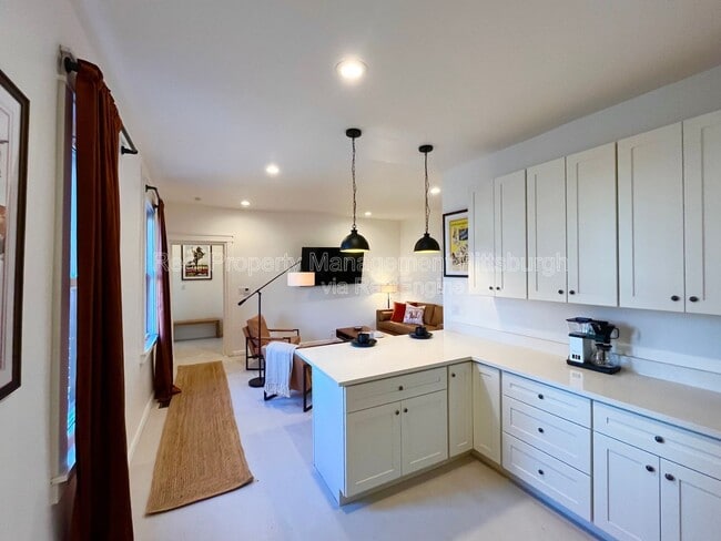 Building Photo - 2019 E Beckert Ave