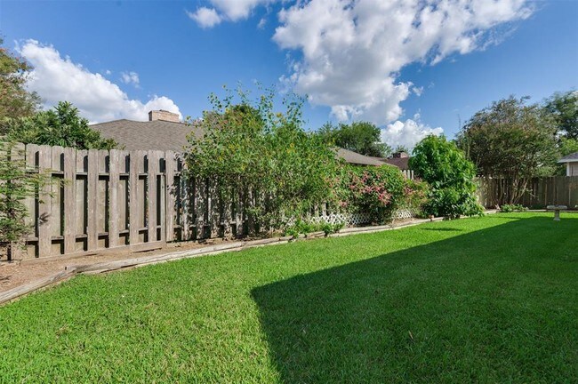 Building Photo - 2207 Briarview Dr