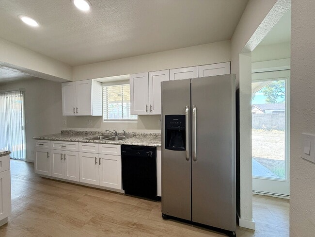 Building Photo - Charming 3-Bedroom Oasis with 2 Full Baths...