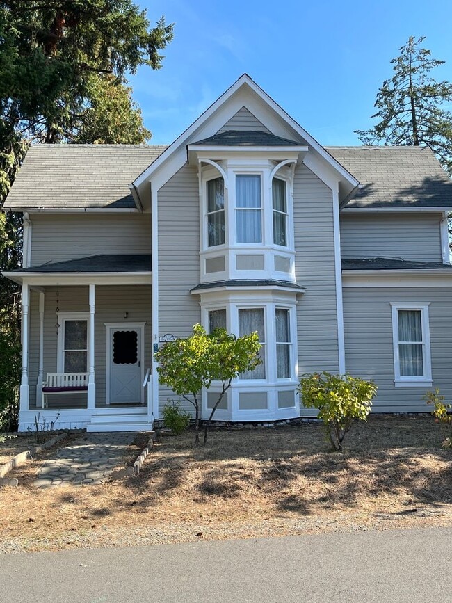 Building Photo - 2 story, 4 bedroom 1 bathroom home in Canyonville.