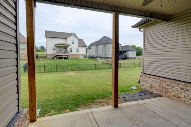 Building Photo - mega Huge wow. 4 bed 3 bath.