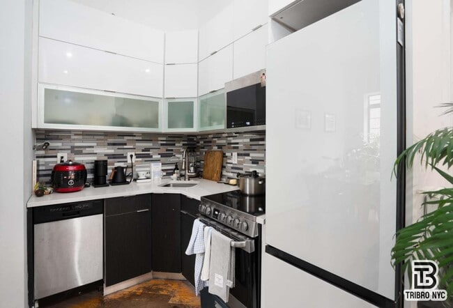 Building Photo - Prime 1-Bedroom Apartment – The Bushwick D...