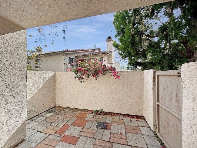 Building Photo - Charming 2BD/2BA Condo in La Jolla Village...