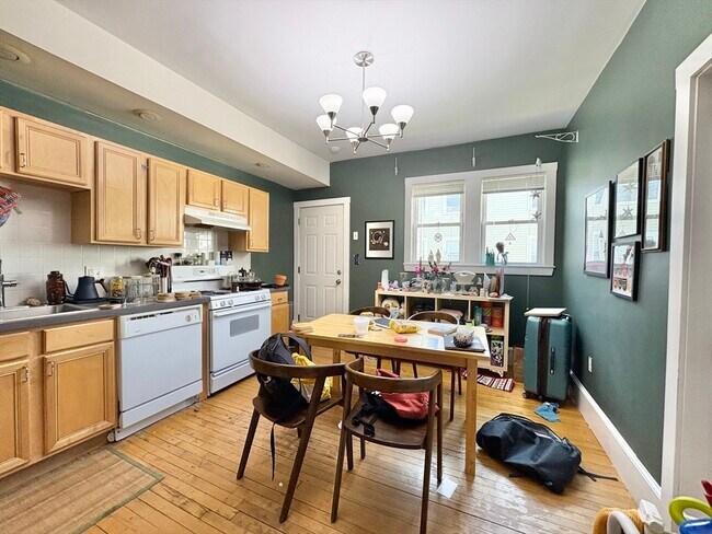 Building Photo - 367 Cardinal Medeiros Ave