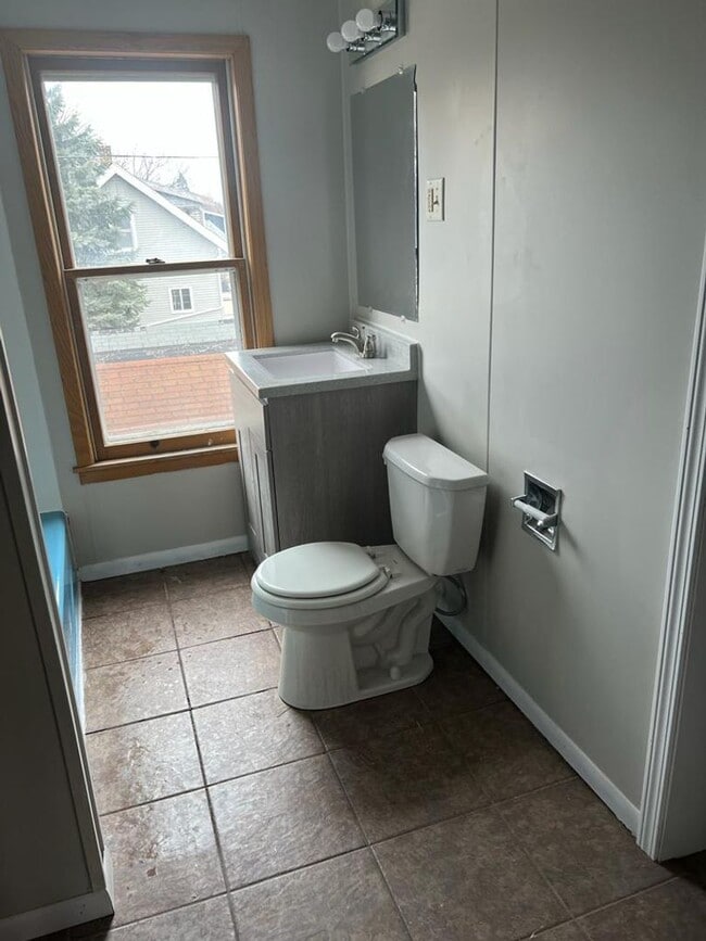 Building Photo - Large 5 bedroom / 2 bath home in central O...