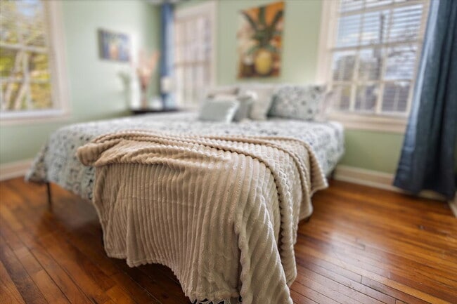 Building Photo - FULLY FURNISHED!! Belhaven Bombshell!