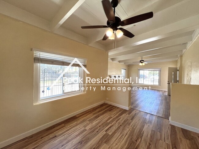 Building Photo - Charming 2bd/1ba Duplex- 5 Minutes From UC...