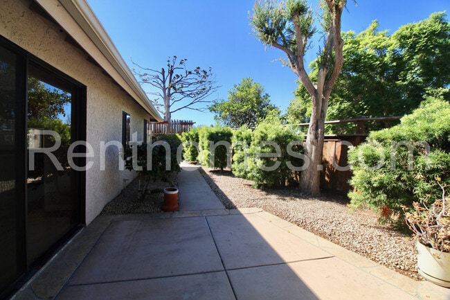 Building Photo - 2822 Mesa Dr