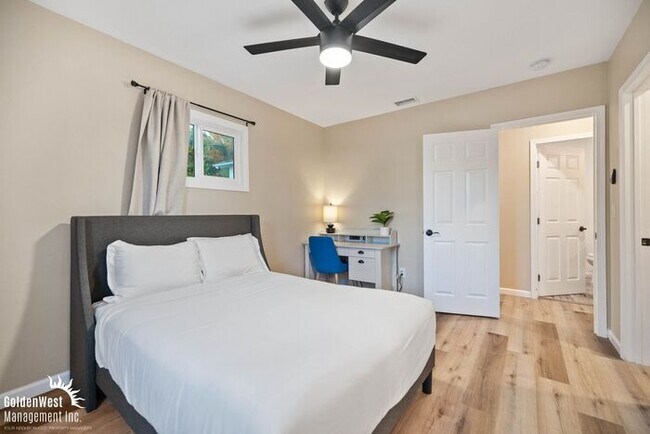 Building Photo - Charming 3Bdm 3Ba Unfurnished Home with Pa...