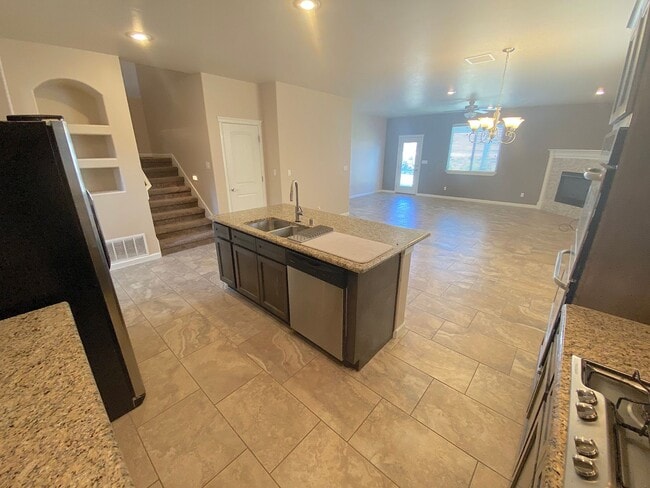 Building Photo - Gorgeous 4bed/3.5bath with 2 Master Bedrooms!