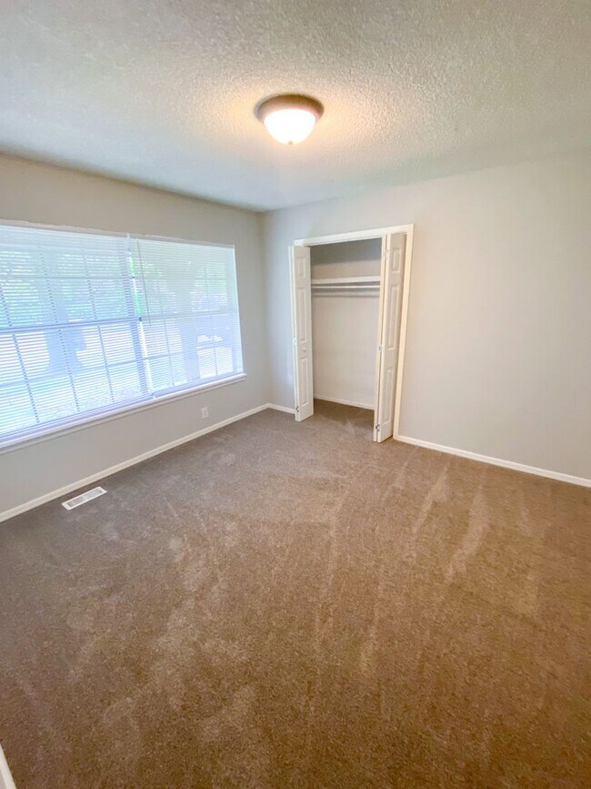 Building Photo - Beautiful 4 Bedroom 2 Bath