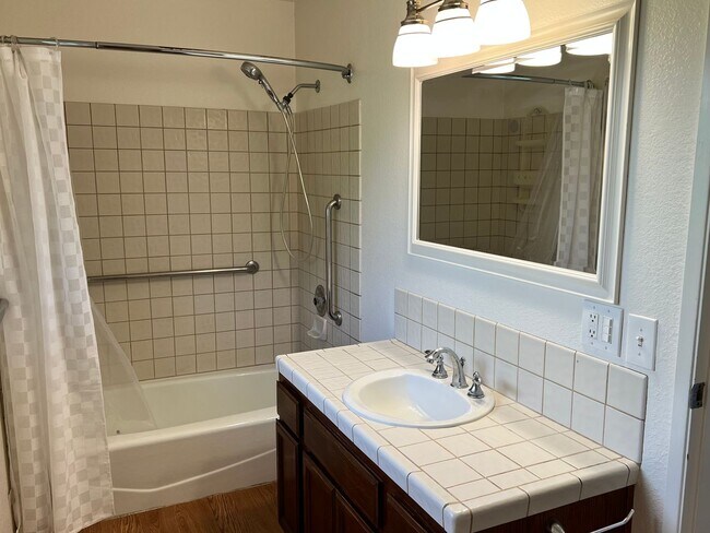 Building Photo - 118 W Pedregosa St