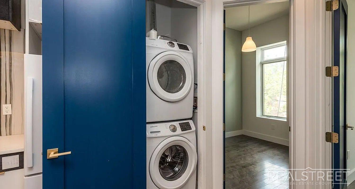 Building Photo - Massive 3 Bed (Flex 4 Bed) 3.5 Bath Duplex with Private Backyard in Bed-Stuy