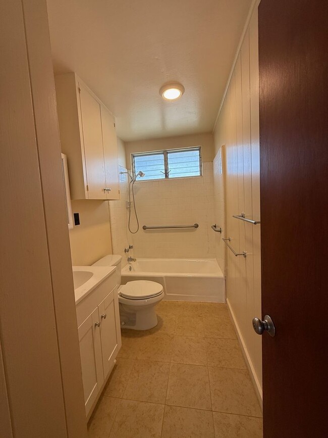 Building Photo - Refreshed - 2 bedroom, 1 bath unit in grea...