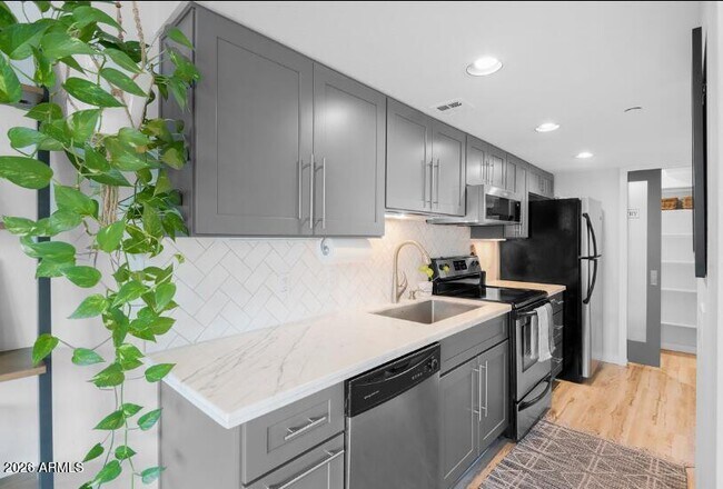 Building Photo - 2929 N 39th St