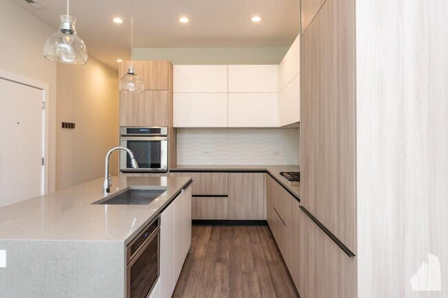 Building Photo - 3 bedroom in Chicago IL 60642